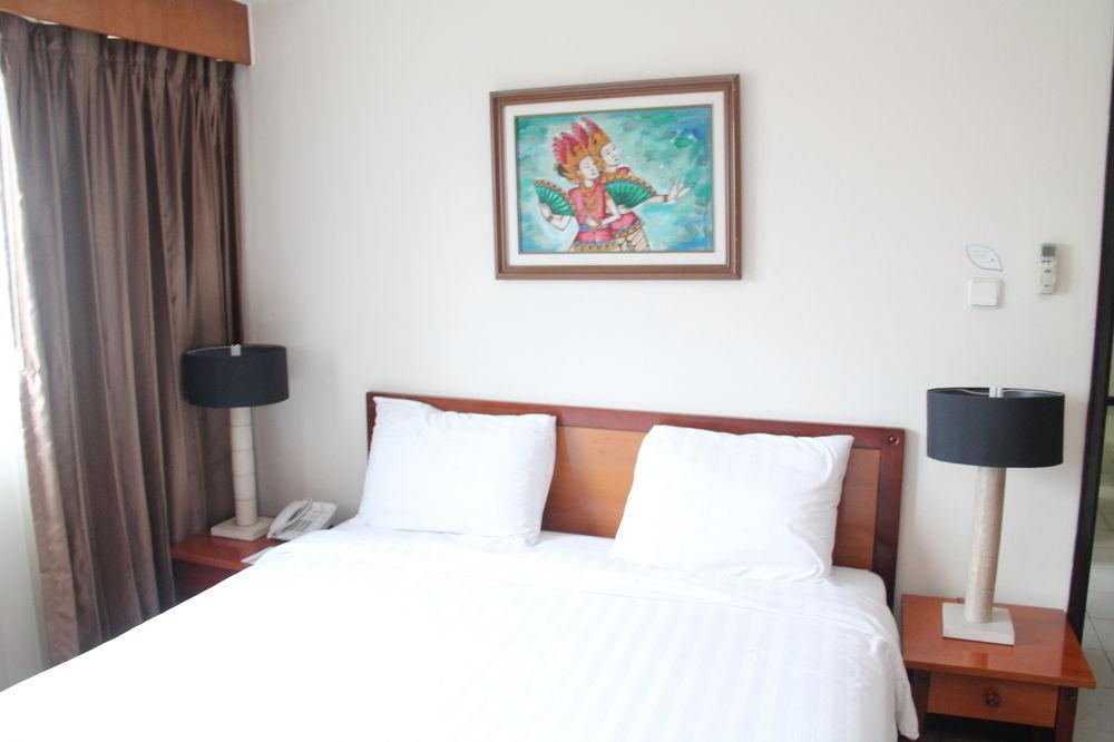 Verwood Hotel And Serviced Residence Surabaya Exteriör bild