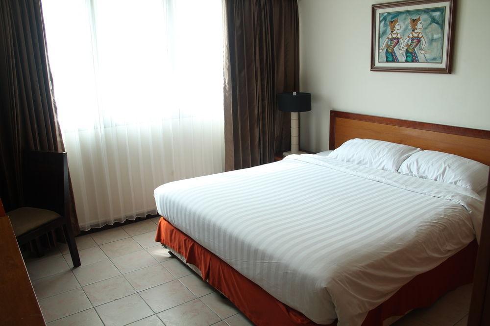 Verwood Hotel And Serviced Residence Surabaya Exteriör bild