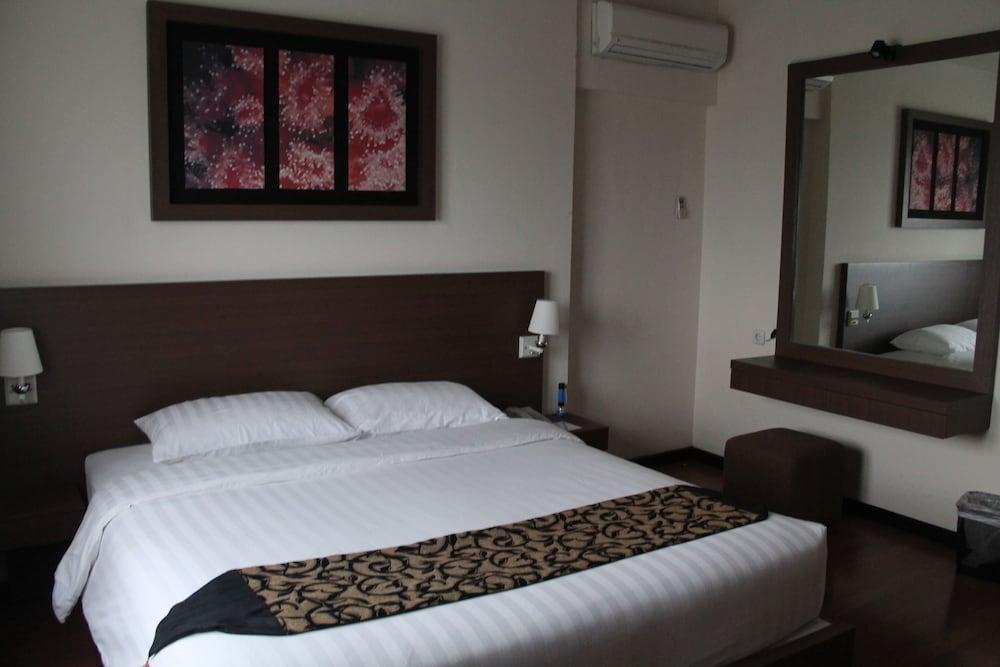 Verwood Hotel And Serviced Residence Surabaya Exteriör bild