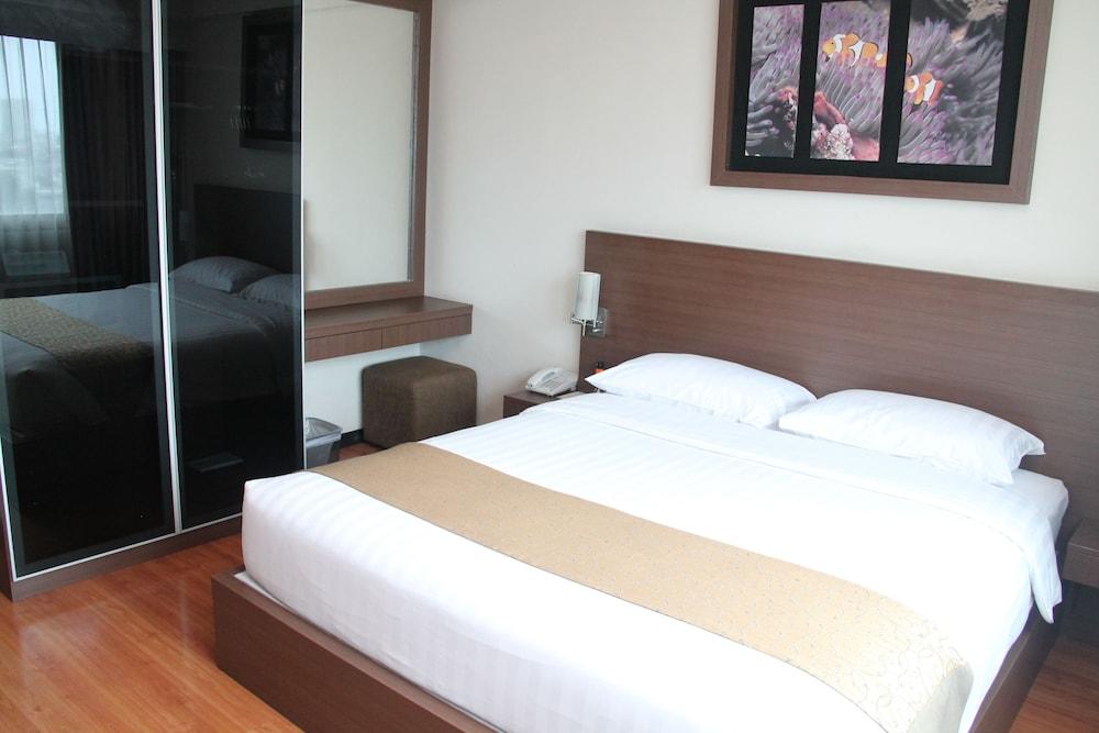 Verwood Hotel And Serviced Residence Surabaya Exteriör bild