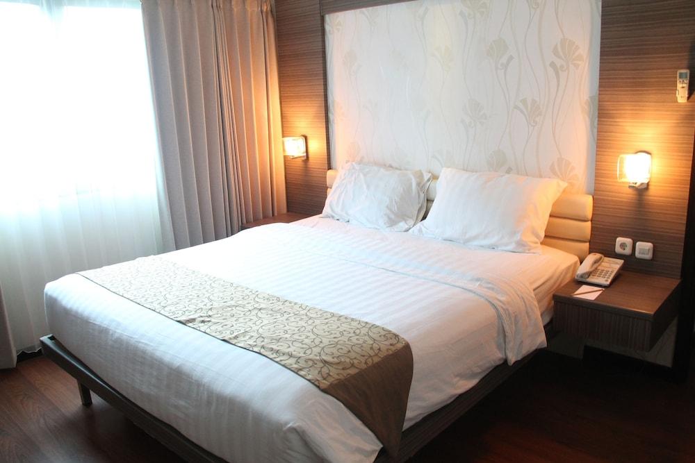 Verwood Hotel And Serviced Residence Surabaya Exteriör bild