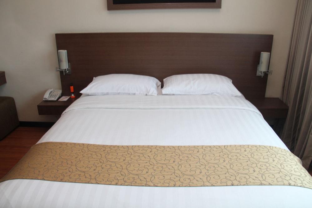 Verwood Hotel And Serviced Residence Surabaya Exteriör bild