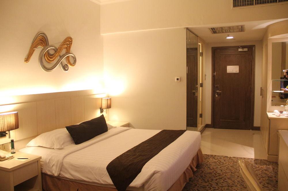 Verwood Hotel And Serviced Residence Surabaya Exteriör bild